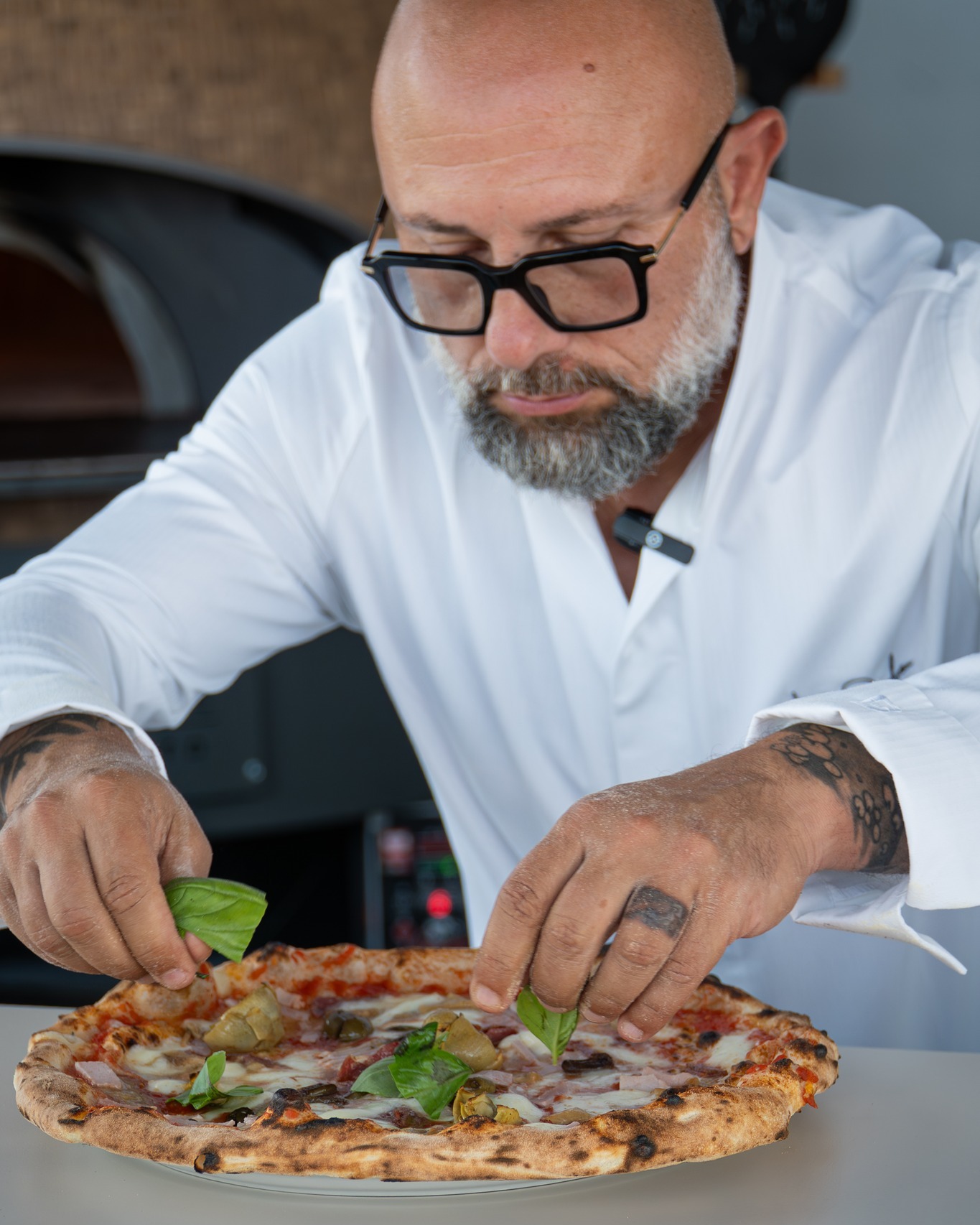 Giuseppe Pignalosa prepara la sua pizza senza glutine